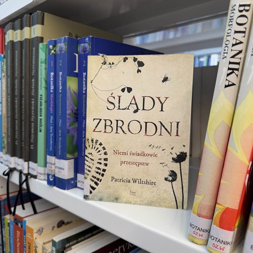 Stojąca na regale książka "Ślady zbrodni". Opis znajduje się na dole